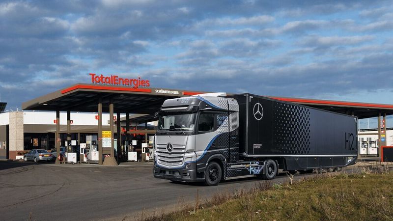 Daimler Truck und Totalenergies wollen bis 2030 eine Wasserstoffinfrastruktur aufbauen. Das Energieunternehmen will bis zu 150 Wasserstoff-Tankstellen in Deutschland, den Niederlanden, Belgien, Luxemburg und Frankreich betreiben.