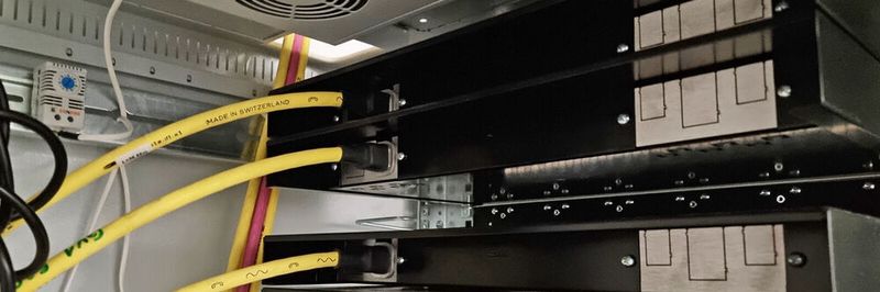 Das Kantonsspital Uri benötigt derzeit für den Neubaz 13 Netzwerk-Racks. Dätwyler IT Infra hat sie mit perforierten Türen, Ventilatoren, Kabelführungen und nach Normal- und Notstrom farblich getrennten PDUs geliefert.