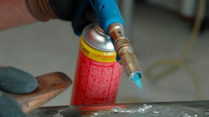 Durch die Verwendung bleihaltiger Werkstoffe und Materialien, unter anderem bei Karosserie- und Kühlerbau sowie Elektrik, wären insbesondere auf historische Fahrzeuge spezialisierte Betriebe und deren Lieferanten von einer Zulassungspflicht betroffen.