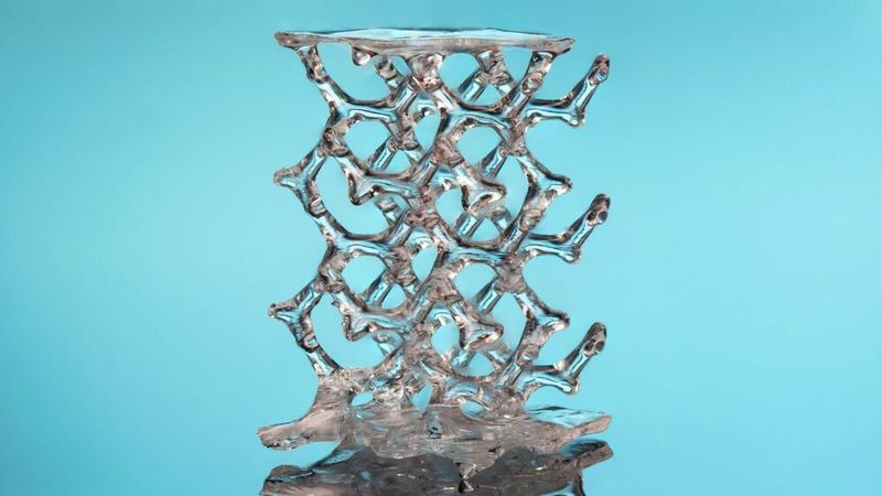 Das kleine Glasbauteil mit Gitterstruktur entstand in wenigen Minuten aus so genannten Glassomer-Materialien im Computed Axial Lithography (CAL)-Verfahren.