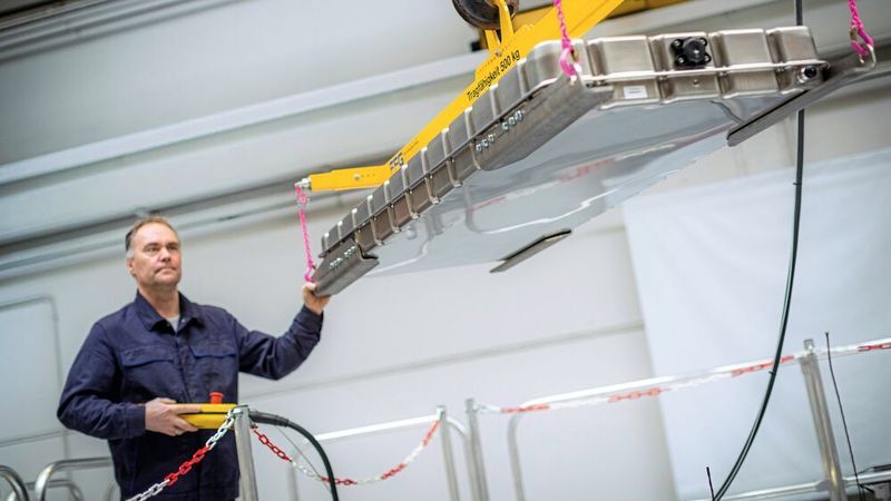 Von der Straße in den Energiespeicher: Batterien aus dem vollelektrisch angetriebenen Mercedes-Benz E-Citaro können nach der Nutzung als Traktionsbatterien im Omnibus ein zweites Leben in stationären Energiespeichern antreten.