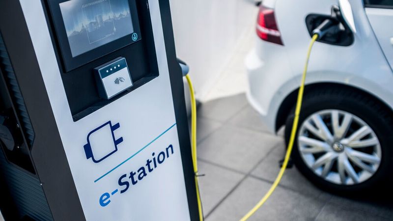 Den höchsten Anteil an E-Autos hatte zu Jahresbeginn rein rechnerisch Wolfsburg.