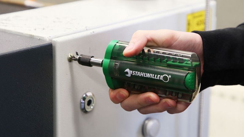 Die Bit-Box Nr. 1202 von Stahlwille macht Schluss mit langer Suche nach dem passenden Schraubendrehereinsatz.