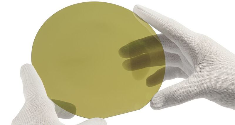 Reines Siliziumkarbid ist farblos und transparent. Durch Dotierung (Einbringen von Fremdatomen) erfährt der fertige Wafer eine leichte Einfärbung.