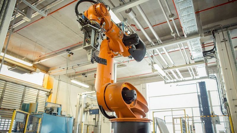 Fasshandling mittels Roboterarm.