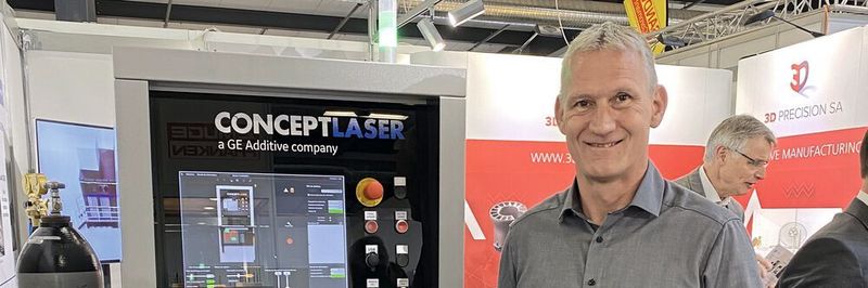 Dominique Beuchat, directeur de 3D Précision SA, au SIAMS 2022. Dans ses mains, un implant fabriqué par l'entreprise.