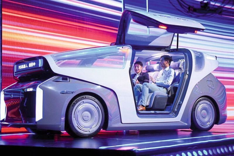 Baidu-CEO Robin Li (rechts) stellte 2021 das Robocar des Internetkonzerns vor.