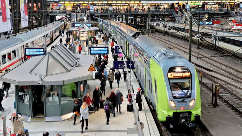 Von Juni bis Ende August sollen Fahrgäste im Nah- und Regionalverkehr mit dem 9-Euro-Monatsticket fahren können.