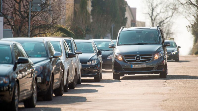 Derzeit kostet ein Bewohnerparkausweis in Berlin 10,20 Euro im Jahr.