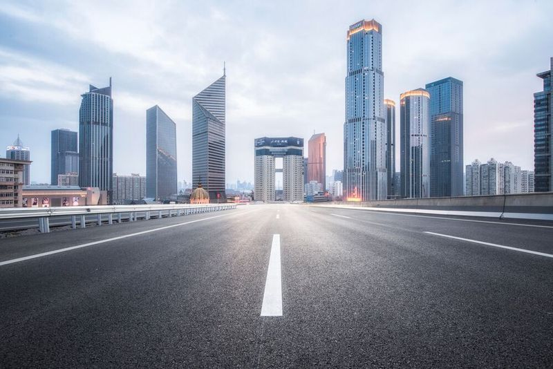 Menschenleer: Kein Verkehr, wo sich sonst Autos Stoßstange an Stoßstange über die breiten Stadt-Highways quälen – Chinas harte Lockdowns haben von Corona betroffene Metropolregionen in Geisterstädte verwandelt. Auch viele Fabriken stehen still, der Güterverkehr ist erlahmt und Häfen sind verstopft – Experten warnen vor Auswirkungen auf die Weltwirtschaft.