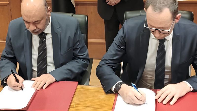 Nasco-CEO Hany El-Kholy (links) und FEV-Vice-President Michael Hog bei der Vertragsunterzeichnung im ägyptischen Ministerium für den öffentlichen Wirtschaftssektor.