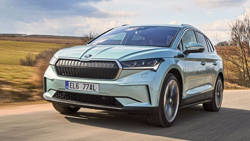 Vom Enyaq iV, dem E-SUV von Skoda, rollen nach einem kriegsbedingten Produktionsstopp wieder neue Modelle vom Band. Die Kapazitäten sind aber noch gering.