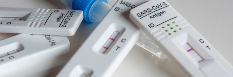 Wie zuverlässig Antigen-Schnelltests auf SARS-CoV-2 reagieren, hat eine Gruppe des Paul-Ehrlich-Instituts untersucht. Das Ergebnis: 46 der 245 untersuchten Tests wiesen eine zu geringe Sensitivität auf und fielen beim Test durch.