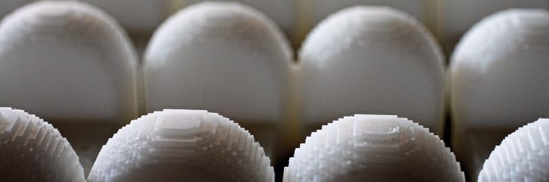 So unspektakulär sehen die Golfballgroßen Radare von Lunewave aus. Aber sie haben es in sich: Aus 6000 Kammern besteht die Lüneburglinse. Das ist nur per 3D-Druck umsetzbar.