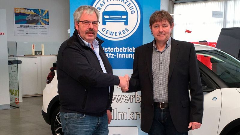 Michael Kühn (links), Obermeister der Kfz-Innung Erfurt-Ilmkreis gratuliert dem neuen Innungsgeschäftsführer Stefan Scheffler und sagt ihm seine volle Unterstützung zu.