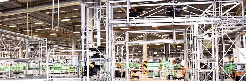 In einem beispielhaften Projekt für Toyota in Tschechien kombinierte item Lineartechnik mit Karakuri/LCA. Über eine ausgeklügelte Brückenkonstruktion werden Klimaanlagen für Kleinwagen transportiert.