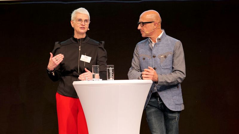 ZDK-Geschäftsführerin Birgit Behrens griff mit ihrem Team beim „Treffpunkt Berufsbildung 2022“ viele Themen auf, die das Kfz-Gewerbe derzeit in Sachen Berufsbildung bewegen. Unterstützt wurde sie dabei von Moderator Michael Goofy Förster.