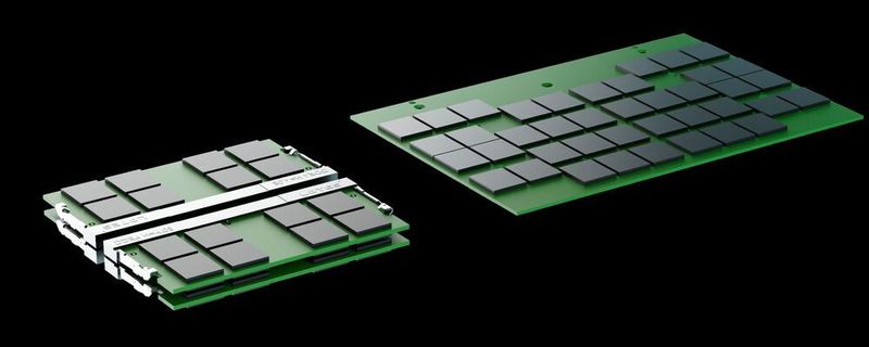 Im Vergleich mit SO-DIMMs (links) sind CAMMs laut Dell 57 Prozent flacher. Bereits bei einseitiger Bestückung mit Speicherchips seien 128 GByte Arbeitsspeicher möglich – dafür sind aktuell vier vollbestückte SO-DIMMS erforderlich.
