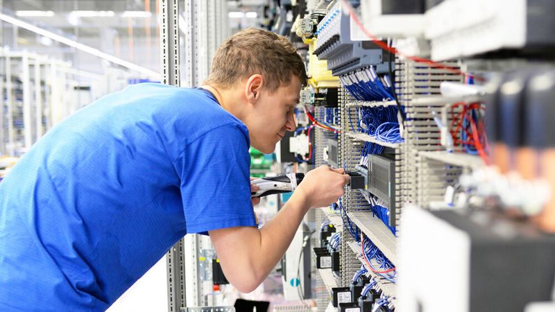 Viele Betriebe kommen beim Aufbau von Kompetenzen in Software, Robotik, künstliche Intelligenz oder dem Internet der Dinge nicht schnell genug voran.