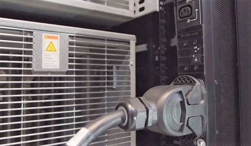 Harting weist in seinem Whitepaper nach, dass Rechenzentren mit der richtigen Steckertechnik, wie hier mit dem hauseigenen System „Han-Eco“, an der Schnittstelle im Vergleich zu üblichen CCE-Steckern nur die Hälfte Energie benötigen.