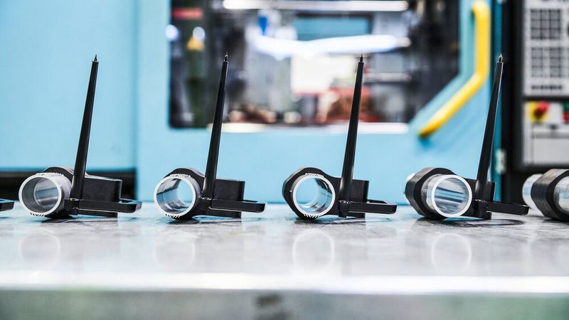 Bei Lanxess in Hohlprofil-Hybridtechnik gefertigte Demonstratorbauteile. Sie zeichnen sich durch eine hohe Torsionsfestigkeit und -steifigkeit aus
