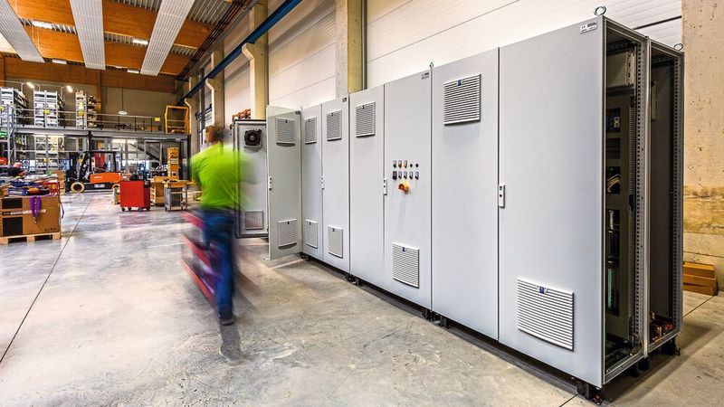 Um die Qualität der Schaltschrankfertigung auf ein neues Niveau zu heben, investierte der steirer Elektroanlagenbauer Grübl in Engineering-
Software von Eplan und neue
Rittal-Bearbeitungs- und
Zuschnittmaschinen.