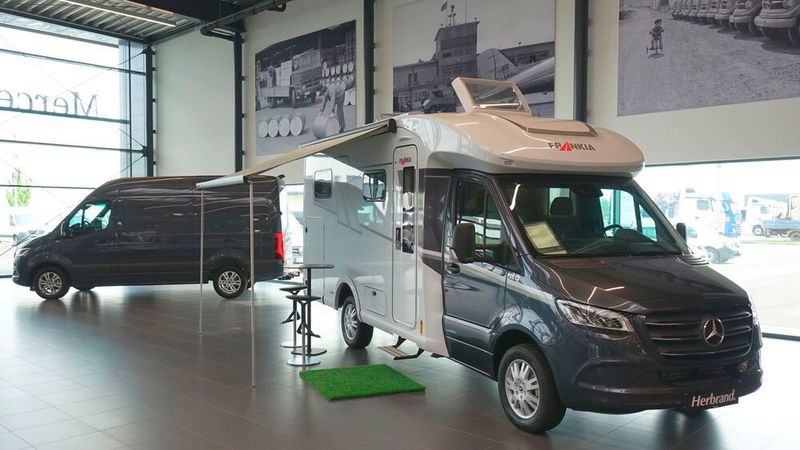 Lange Lieferzeiten und hohe Preise können das Geschäft mit Reisemobilen und Caravans bedrohen, fürchten Autohändler.