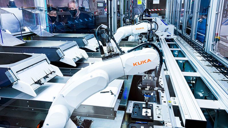 Der KR Agilus von Kuka bei der automatisierten Produktion von COVID-19-Diagnosetests.