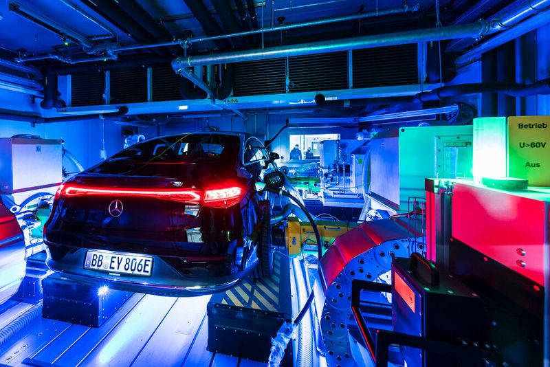 Der Ladevorgang eines Autos ist stark von Software geprägt. Die OEMs wollen diesen Teil der Wertschöpfung kontrollieren.