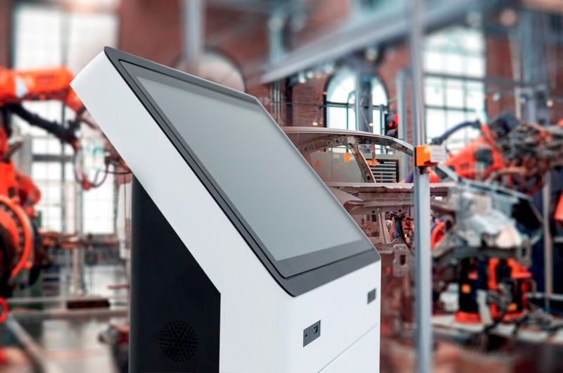 Cybersecurity muss auch in Produktionsumgebungen zukünftig eine größere Bedeutung haben. Denn Malware kann auch ins Unternehmen „eingeladen“ werden.