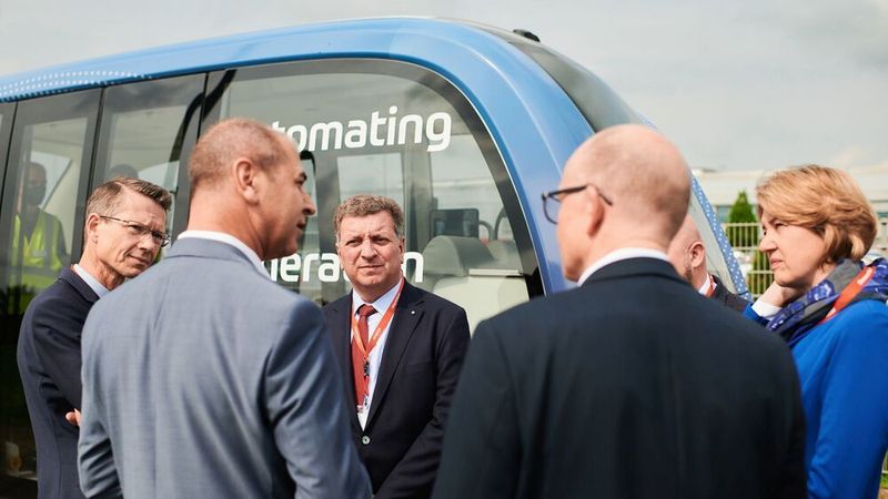 Der bayerische Verkehrsminister Christian Bernreiter (Mitte) informierte sich bei ZF über den aktuellen Entwicklungsstand autonomer Transportsysteme.