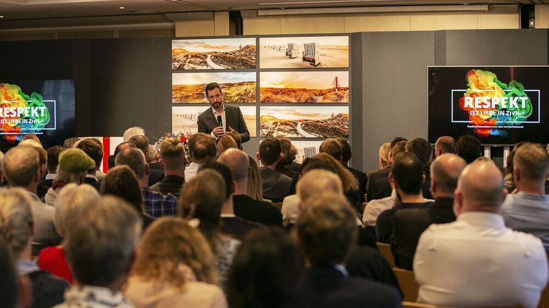 Die Herbstakademie Sylt bietet wieder spannende Vorträge und Möglichkeiten zum Austausch. Das Foto zeigt René Borbonus, der 2018 über die große Bedeutung des respektvollen Umgangs in Unternehmen referierte.