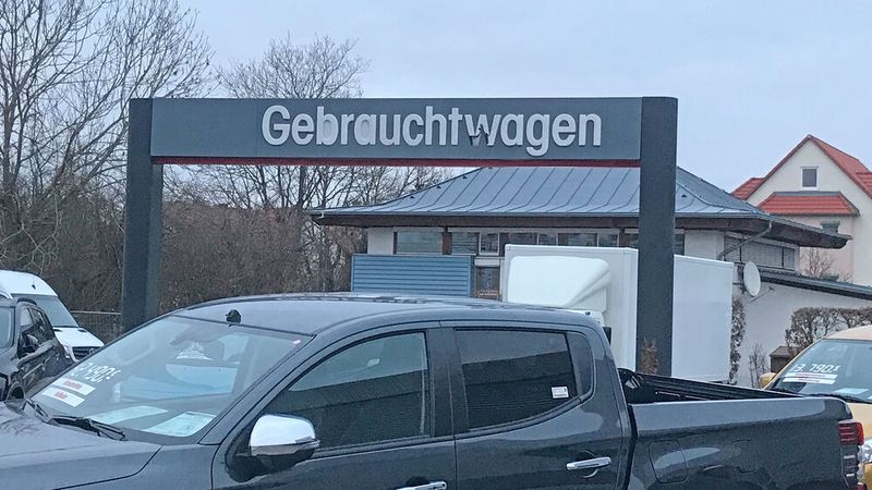 Im Gebrauchtwagengeschäft herrscht weiterhin trübe Stimmung. Es mangelt an Fahrzeugen.