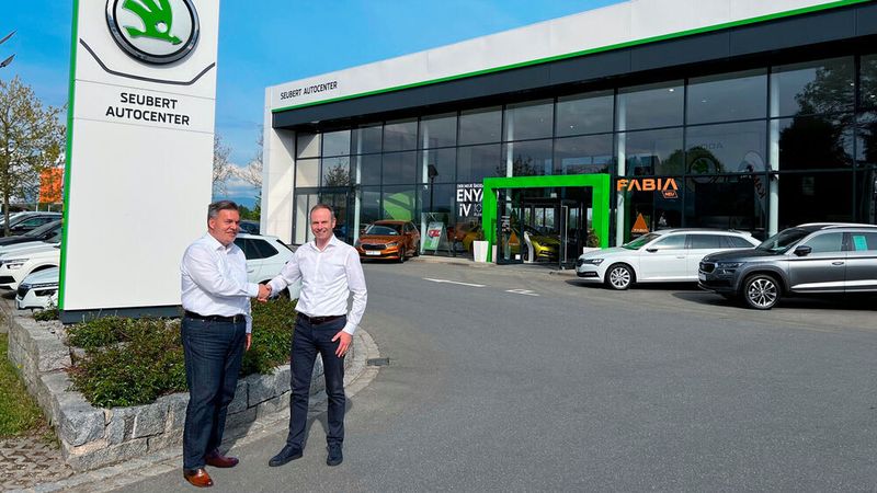 Besiegelten den Zusammenschluss: Bernhard Seubert (links) und Michael Fleischmann, Inhaber von Auto Bierschneider.