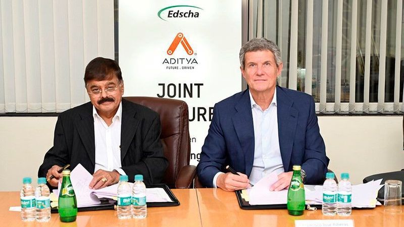 C. Jayaraman (links), Gründer und stellvertretender Vorsitzender von Aditya Auto, sowie Francisco J. Riberas, Executive Chairman von Gestamp, bei der Vertragsunterzeichnung für das gemeinsame Joint-Venture Edscha Aditya Automotive Systems.