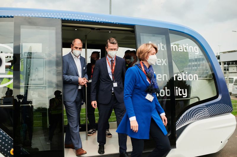 Einer der ersten Passagiere im Roboshuttle von ZF war am 5. Mai der bayerische Verkehrsminister Christian Bernreiter (Mitte).