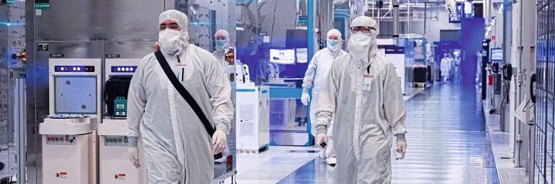 Aufnahme aus dem Reinraum von Intel's D1X-Anlage in Hillsboro, OR. Im laufenden Jahr werden Halbleiterunternehmen voraussichtlich 80,5 Mrd. US-$ in Forschung und Entwicklung investieren. Mit 15,2 Mrd. US-$ stammt der größte Anteil hieraus von Intel, das wieder zur Technologieführerschaft zurückkehren will.