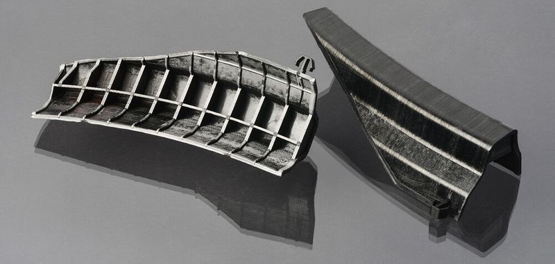 Bionisch verstärkter Biostrukt-Demonstrator aus thermoplastischem, carbonfaserverstärktem Kunststoff (CFK). Am Fraunhofer IPT kann man zeigen, wie man so günstiger zum FVK-Bauteil kommt.