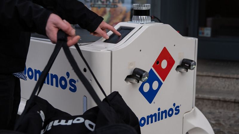 Der Pizza-Roboter kann vollständig autonom die Bestellungen ausliefern – zumindest bis vors Gebäude.