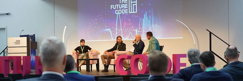 Das Panel von links nach rechts: Lisa Reehten, Sebastian Human (Moderation), Hans-Josef Fell und Wolfgang Weber.