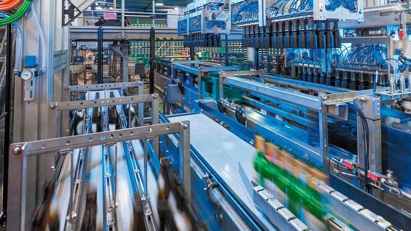 Aus Aluminium-Schwerlastprofilen und Linearachsen vom Typ RK Duoline 160 Z konstruierte RK Rose+Krieger zwei leistungsstarke Handlingportale für eine Leergutsortieranlage.