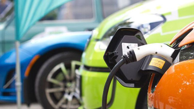 Die Anzahl elektrifizierter Fahrzeuge im B2B-Handel steigt – aber nicht überall in Europa gleich stark.