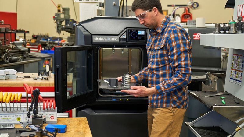 Die neuen compositefähigen 3D-Drucker von Stratasys ergänzen traditionelle Fertigungstechnologien durch den hochfesten 3D-Druck von Verbundwerkstoffen.