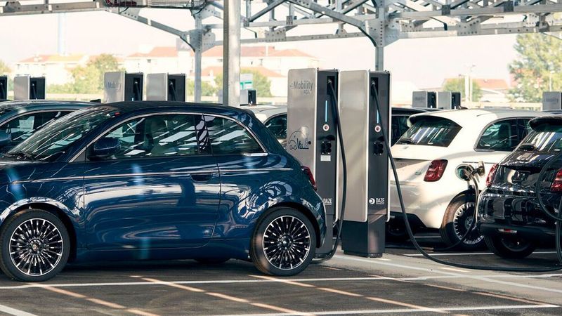 Der allgemeine Marktrückgang erfasst nun auch die E-Autos, allerdings abgebremst. Und Autovermieter sind derzeit ganz heiß auf die E-Modelle.