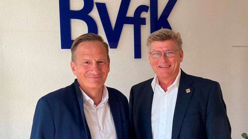 Markus Hamacher (links) wird neuer COO des Branchenverbands BVfK. Dessen Vorstand Ansgar Klein freut sich auf die Unterstützung im operativen Geschäft.
