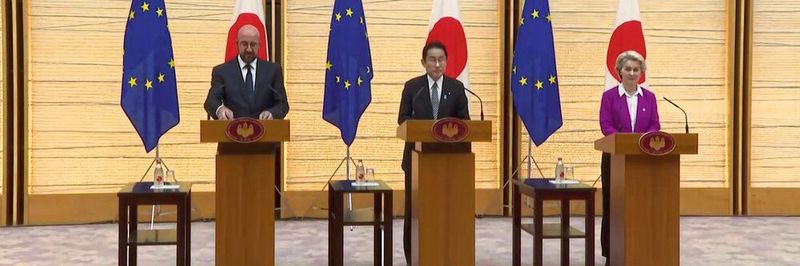 EU-Ratspräsident Charles Michel (v.l.), Japans Premier Fumio Kishida und EU-Kommissionschefin Ursula von der Leyen verkündeten auf dem 28. EU-Japan-Gipfeltreffen in Tokio eine digitale Partnerschaft zwischen der Europäischen Union und Japan hinsichtlich der Entwicklung von digitalen Technologien, Cybersicherheit, Datenströmen und künstlicher Intelligenz.