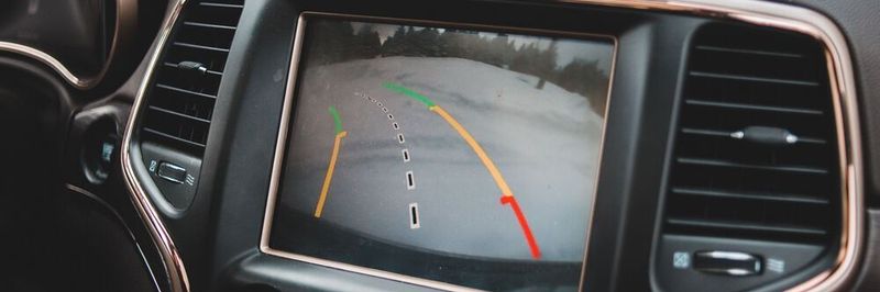 Wer in den letzten Jahren einen Führerschein erworben hat, kann sich das Parken ohne helfende Sensoren wohl nicht mehr vorstellen. Ihr volles Potenzial entfaltet die Sensorik aber erst in der Industrie.