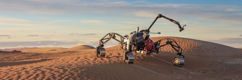 Bremer Wissenschaftler erforschen das Potenzial quantenmaschineller Lernverfahren für die robotische Navigation im Weltraum. Für Feldtests in Marokko nutzten sie den DFKI-Roboter SherpaTT.
