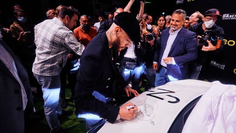 Der brasilianische Fußballer Neymar ist Markenbotschafter von E-Go Mobile. Anlässlich der Präsentation des Derivats E-Wave X signierte er die auf 31 Stück limitierte Edition „E Wave NJR“ – für Neymar Junior.