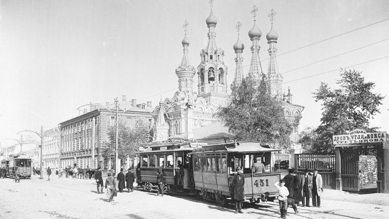 Moskauer Straßenbahn von 1899, umgesetzt mit Siemens-Technologie: Siemens & Halske (S&H) lieferte 1851 erstmals Telegraphenmaterial nach Russland. Aus einer Geschäftsbeziehung, die mit 75 elektrischen Zeigertelegrafen begann, entwickelte sich ein langjähriges, erfolgreiches Engagement - der russische Markt half Siemens nur wenige Jahre nach der Firmengründung über eine Krise hinweg und entwickelte sich zu einem Abnehmer für eine breite Palette von Elektroprodukten. Nach zwei Weltkriegen kehrte Siemens noch während des Kalten Krieges erfolgreich auf den russischen Markt zurück. Am 12. Mai 2022 gab Siemens bekannt, dass sich das Unternehmen als Folge des Ukraine-Krieges aus Russland zurückziehen wird.